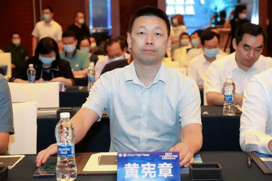 黄宪章教授.jpg